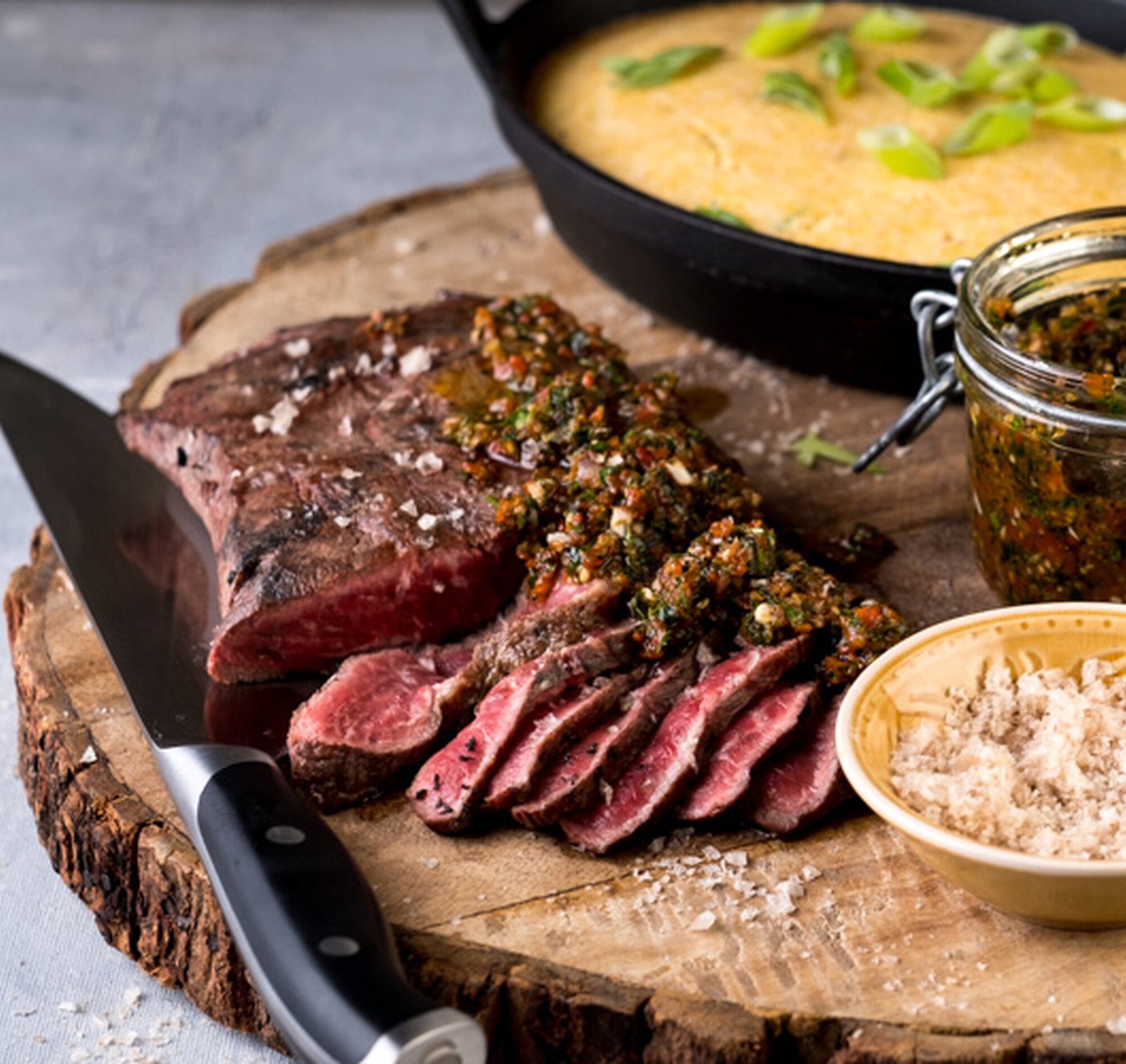 Flat iron steak bereiden op de BBQ 24Kitchen